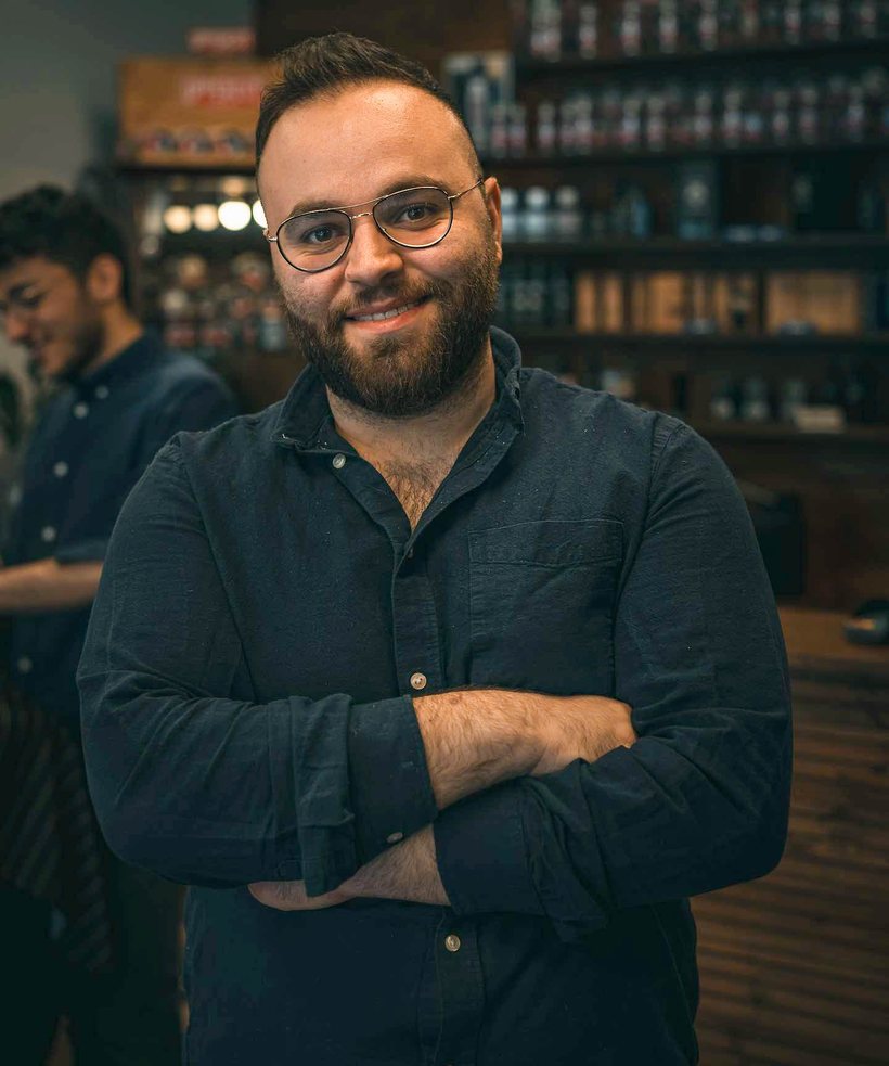 Hasan – barberare på Kingsman Barbershop i Majorna, Göteborg