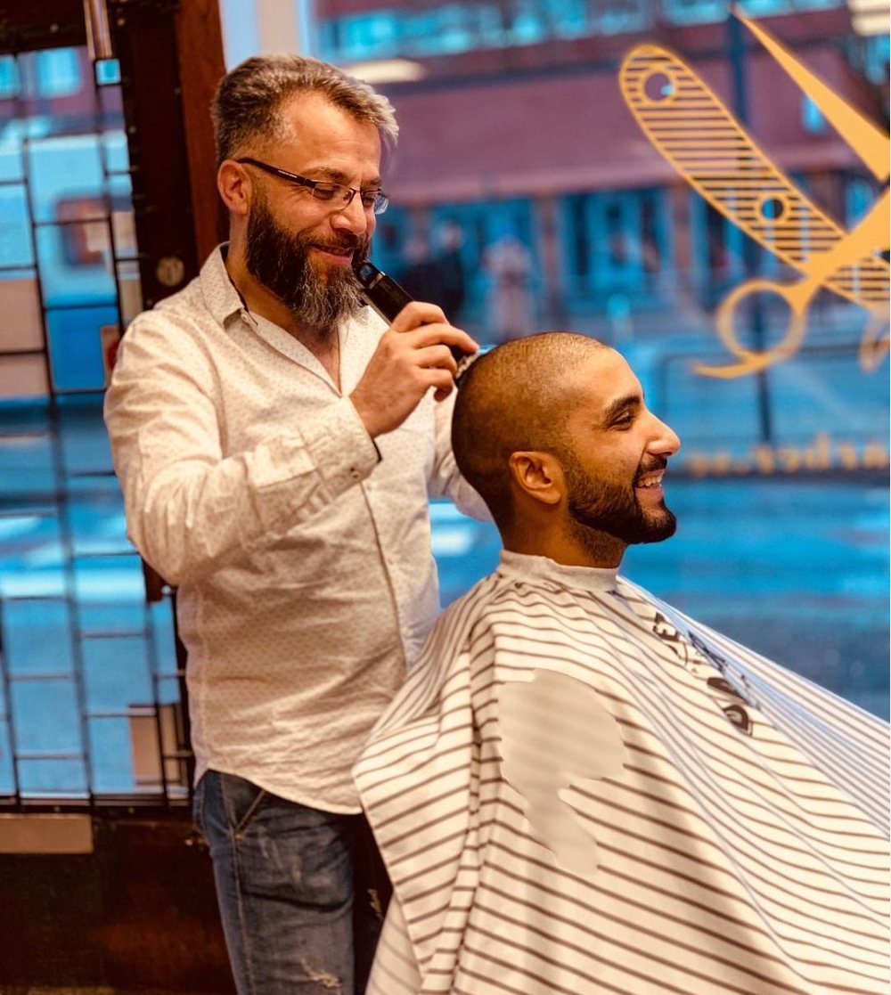 Hassan klipper en gäst hos Kingsman