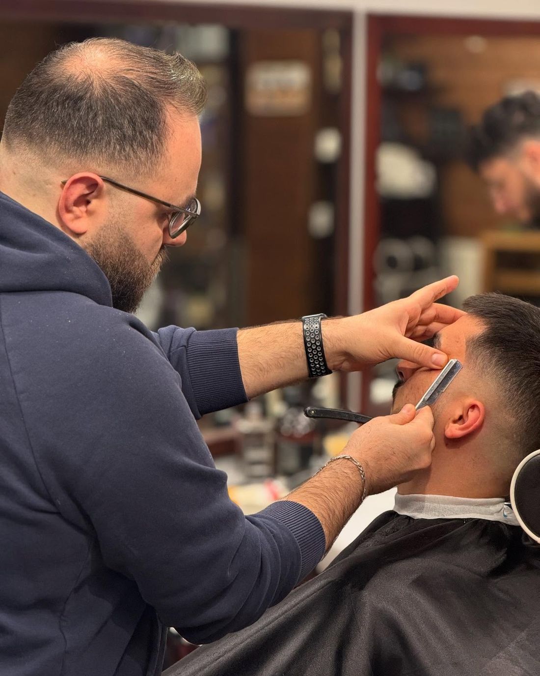 Barberare formar en ren skägglinje