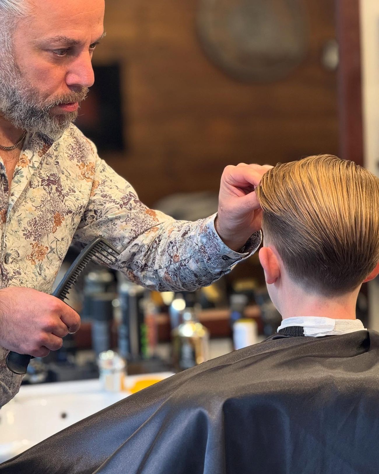 Närbild på precist barberararbete med rakblad