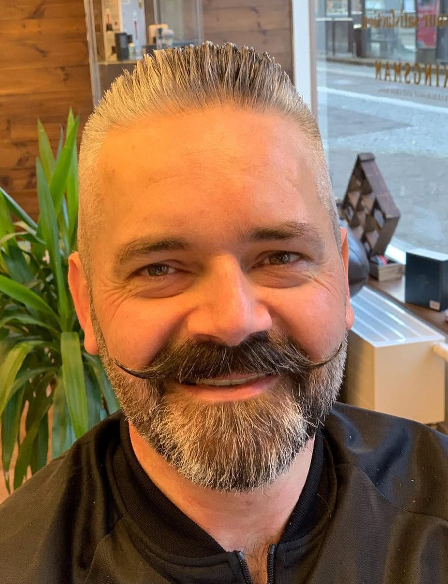Skägg med formad mustasch